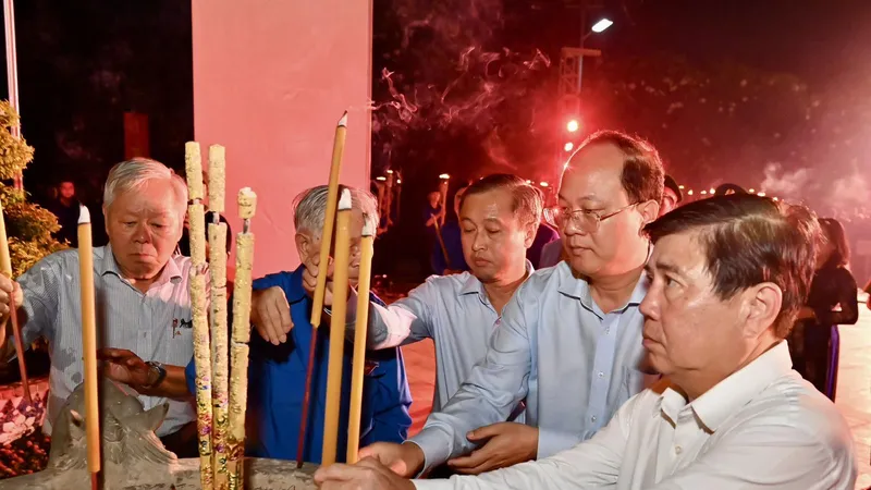Các lãnh đạo, nguyên lãnh của TPHCM cùng các đoàn viên thanh niên dâng hương, thắp nến tại Nghĩa trang Liệt sĩ TPHCM. Ảnh: VIỆT DŨNG