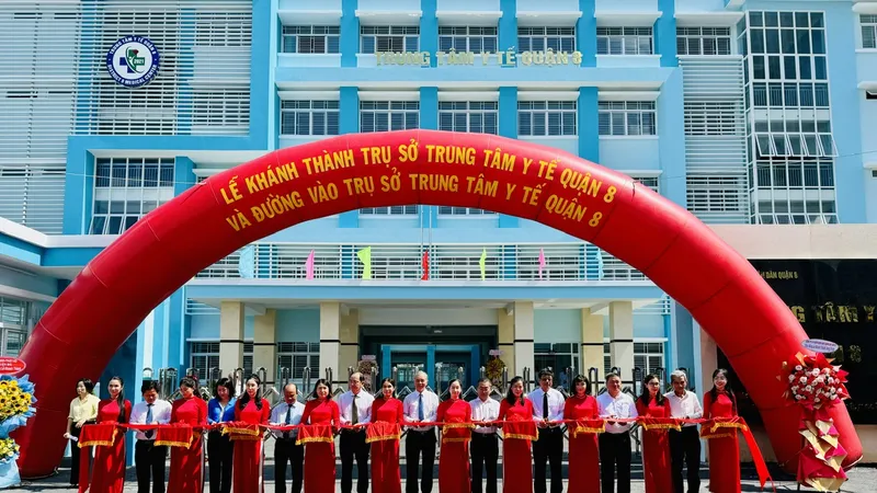 Lãnh đạo TPHCM và quận 8 cắt băng khánh thành công trình trụ sở Trung tâm Y tế quận 8