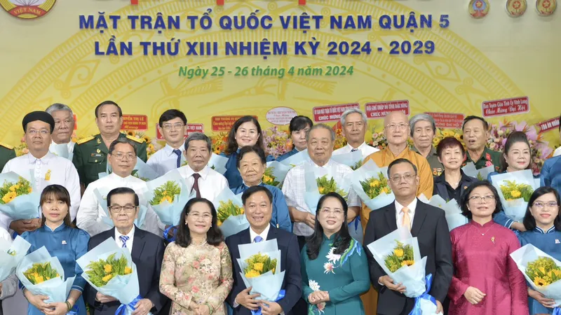 Chủ tịch HĐND TPHCM Nguyễn Thị Lệ và Chủ tịch Ủy ban MTTQ Việt Nam TPHCM Trần Kim Yến tặng hoa chúc mừng các đồng chí trong Ủy ban MTTQ Việt Nam quận 5. Ảnh: CAO THĂNG 