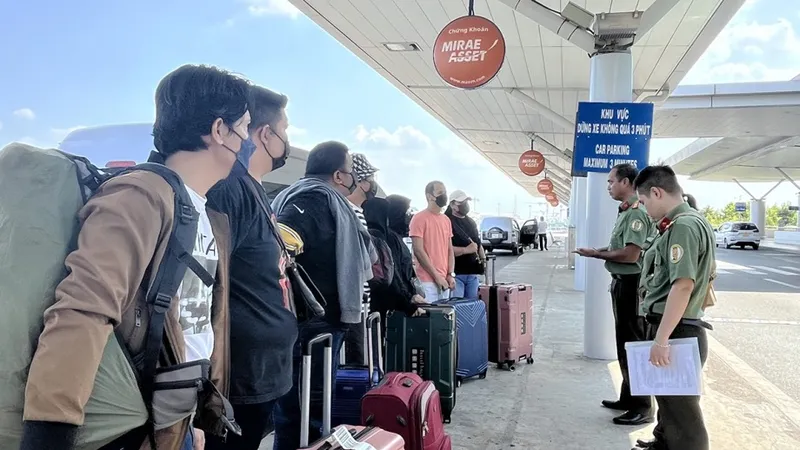 Công an trục xuất nhóm người Malaysia chuyên gọi điện lừa đảo về nước
