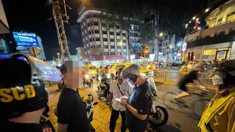 Tổ 363 kiểm tra đối tượng nghi vấn hoạt động cho vay nặng lãi ở khu vực trung tâm TPHCM. Ảnh: CHÍ THẠCH