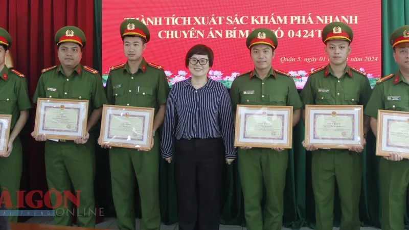 Chủ tịch UBND quận 5 Trương Minh Kiều trao khen thưởng các tập thể, cá nhân phá vụ bắt “phù thủy” gây mê cướp tài sản ở bệnh viện