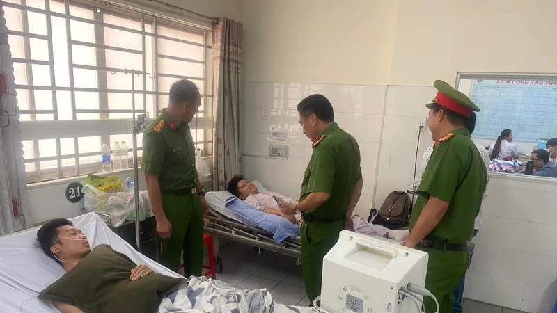 Thăm hỏi, động viên 2 chiến sĩ PCCC bị ngạt khói khi chữa cháy 