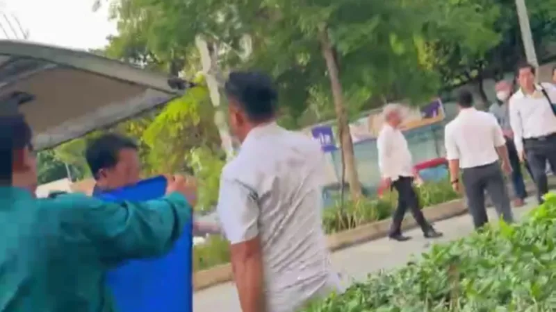 Lực lượng chức năng đưa thi thể nạn nhân về nhà xác phục vụ việc điều tra