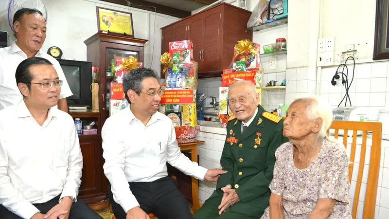 Phó Bí thư Thành ủy TPHCM Nguyễn Phước Lộc thăm, tặng quà chiến sĩ tham gia Chiến dịch Điện Biên Phủ