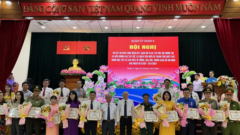 Trưởng Ban Tuyên giáo Thành ủy TPHCM Phan Nguyễn Như Khuê cùng lãnh đạo quận 8 đã trao tặng giấy khen cho các cá nhân có thành tích xuất sắc