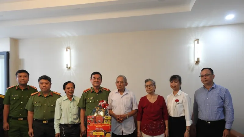 Trung tướng Lê Hồng Nam, Giám đốc Công an TPHCM thăm hỏi tặng quà ông Nguyễn Thế Kỷ