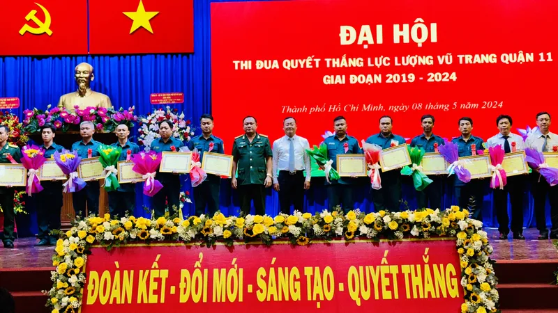 Lãnh đạo Bộ Tư lệnh TPHCM và quận 11 trao giấy khen cho các tập thể có thành tích xuất sắc 