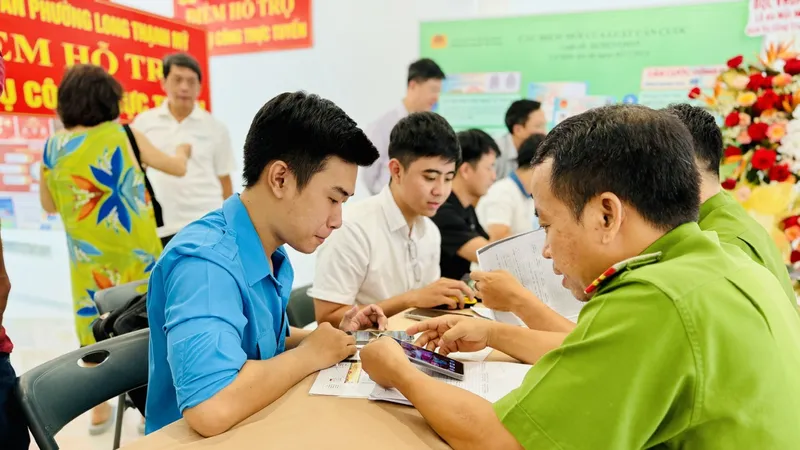 Công an hướng dẫn cho người dân thực hiện các thủ tục dịch vụ công 