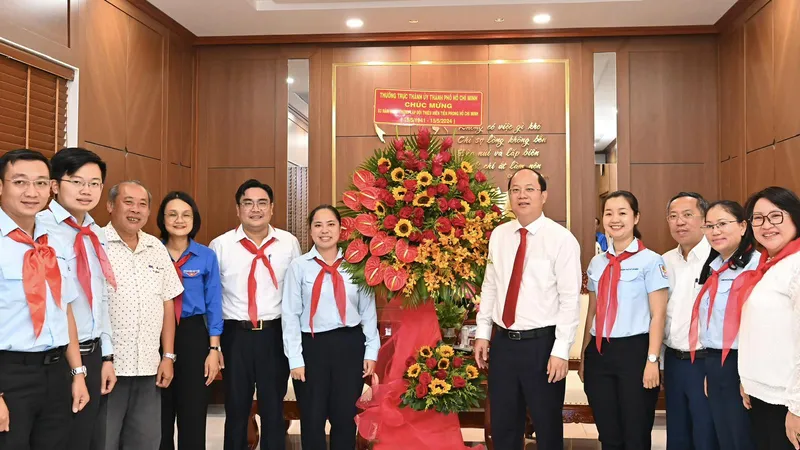 Đồng chí Nguyễn Hồ Hải, Phó Bí thư Thường trực Thành ủy TPHCM thăm chúc mừng Hội đồng Đội TPHCM. Ảnh: VIỆT DŨNG