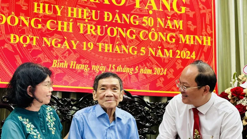 Phó Bí thư Thường trực Thành ủy TPHCM Nguyễn Hồ Hải đã thăm hỏi, chúc sức khỏe đồng chí Trương Công Minh cùng người thân gia đình. Ảnh: CHÍ THẠCH 
