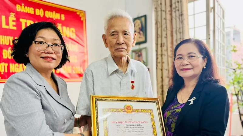 Phó Bí thư Thành ủy, Chủ tịch HĐND TPHCM Nguyễn Thị Lệ trao Huy hiệu 75 năm tuổi Đảng cho đồng chí Phan Công Thừa. Ảnh: CHÍ THẠCH