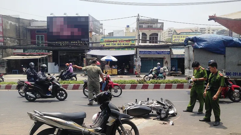 Công an khám nghiệm một vụ tạt axit ở TPHCM. Ảnh: CHÍ THẠCH