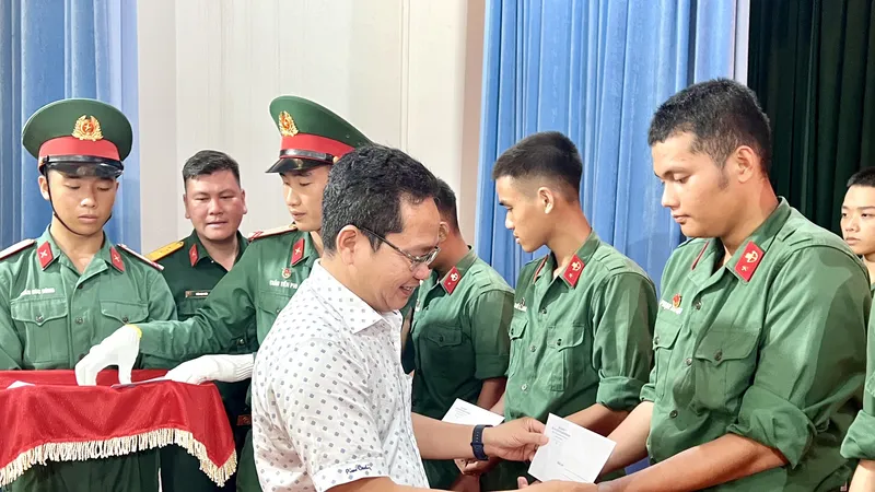 Lãnh đạo TPHCM thăm hỏi, động viên, trao quà cho các chiến sĩ mới