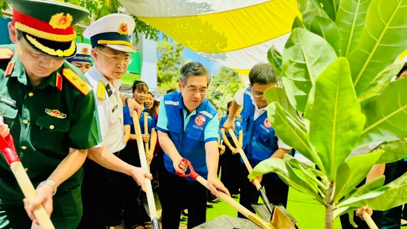 Trồng cây bàng vuông được gửi về từ huyện đảo Trường Sa 