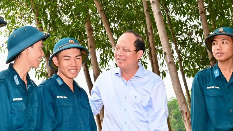 Phó Bí thư Thường trực Thành ủy TPHCM Nguyễn Hồ Hải ân cần thăm hỏi, động viên các chiến sĩ mới tại Sư đoàn Phòng không 367. Ảnh: VIỆT DŨNG
