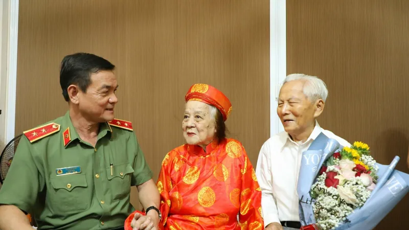 Trung tướng Lê Hồng Nam, Giám đốc Công an TPHCM ân cần thăm hỏi sức khỏe cụ Nguyễn Thị Cam