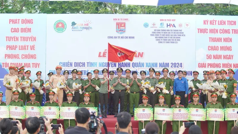 Tuổi trẻ Công an TPHCM ra quân chiến dịch hành quân xanh năm 2024