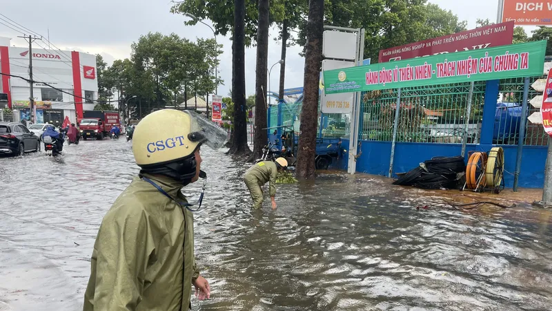 CSGT TP Thủ Đức lấy rác, khơi thông miệng cống trong cơn mưa lớn 