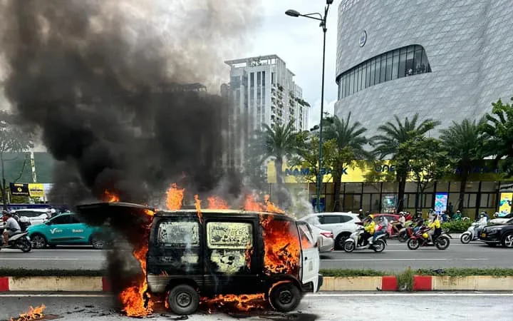 Ngọn lửa bùng cháy dữ dội