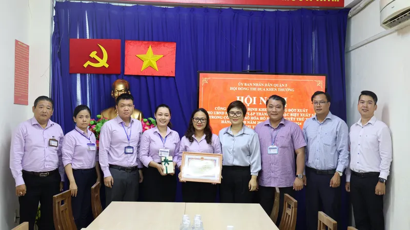 Chủ tịch UBND quận 5 Trương Minh Kiều trao khen thưởng đột xuất cho UBND phường 4 vì có thành tích xuất sắc trong công tác số hóa hồ sơ giải quyết TTHC.