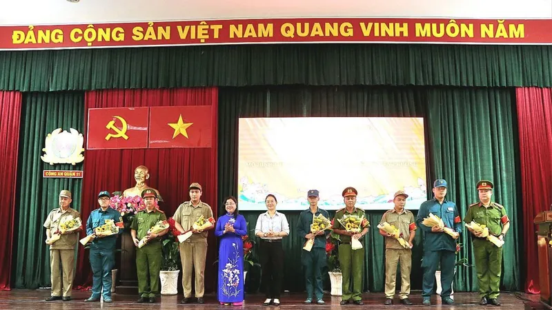 Lãnh đạo quận tặng hoa chúc mừng các thành viên mô hình thí điểm Tổ tuần tra kiểm soát liên phường