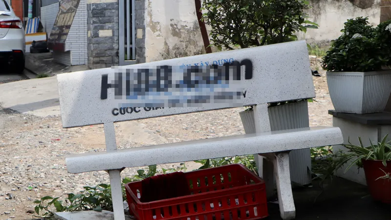 Ghế đá ở TP Thủ Đức bị xịt quảng cáo trang web cá cược trước đây 