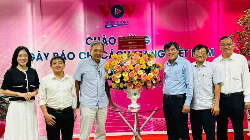 Phó Trưởng Ban Tuyên giáo Thành ủy TPHCM Tăng Hữu Phong thăm, chúc mừng Kênh VOV giao thông - Đài Tiếng nói Việt Nam.
