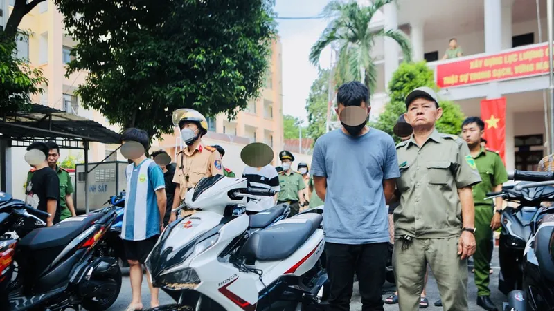 Nhóm “quái xế” đua xe trên cầu Sài Gòn lĩnh án