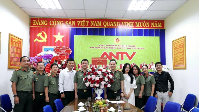 Giám đốc Công an TPHCM thăm, chúc mừng các cơ quan báo chí