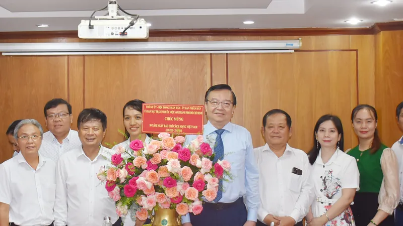 Đồng chí Lê Hồng Sơn thăm, chúc mừng các cơ quan báo chí 