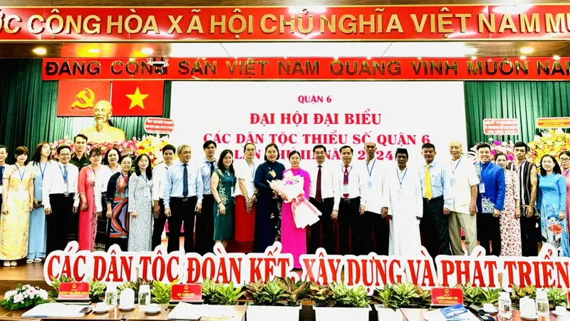Phó Chủ tịch UBND TPHCM Dương Ngọc Hải cùng lãnh đạo quận 11 chúc mừng đại biểu tham dự Đại hội đại biểu các dân tộc thiểu số quận 6 lần thứ III năm 2024.