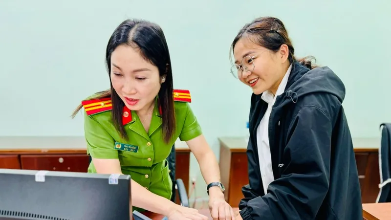 Người dân làm thủ tục cấp CCCD tại Phòng PC06, Công an TPHCM vào tháng 2-2024