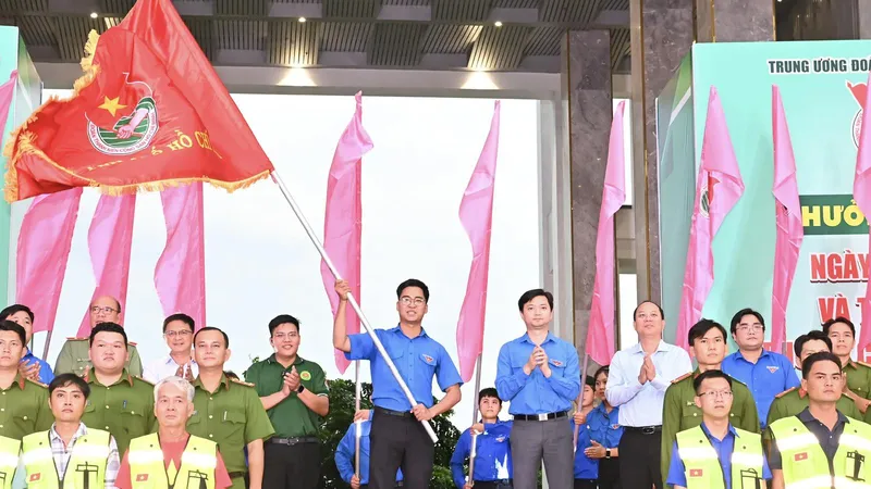 Phó Bí thư Thường trực Thành ủy TPHCM Nguyễn Hồ Hải cùng Bí thư Trung ương Đoàn, Chủ tịch Trung ương Hội Sinh viên Việt Nam Nguyễn Minh Triết dự lễ ra quân phát động đợt hoạt động cao điểm phòng, chống ma túy năm 2024. Ảnh: VIỆT DŨNG