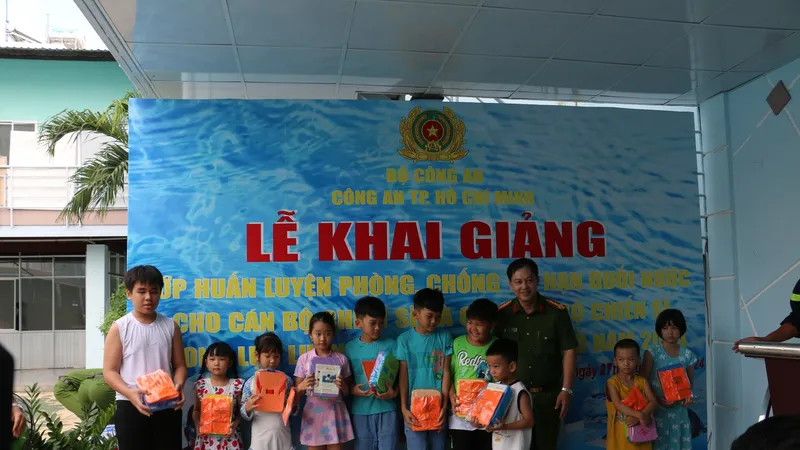 Lãnh đạo Công an TPHCM tặng phao nổi, kính bơi cho các em nhỏ trang bị trong lớp huấn luyện