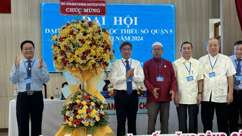 Lãnh đạo TPHCM tặng hoa chúc mừng Đại hội đại biểu các dân tộc thiểu số quận 5 lần thứ III - năm 2024.