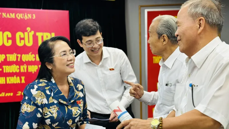 Cử tri trao đổi ĐB Trần Kim Yến, Chủ nhiệm Ủy ban Kiểm tra Thành ủy TPHCM