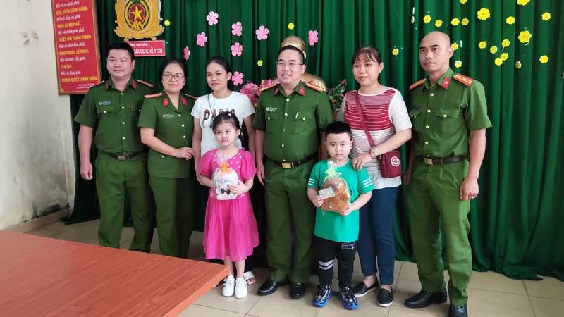 Hai trẻ em dưới 6 tuổi được trao thẻ căn cước đầu tiên ở quận 1