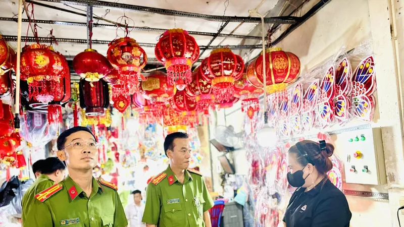 Công an TPHCM kiểm tra PCCC với các cơ sở kinh doanh đường Hải Thượng Lãn Ông