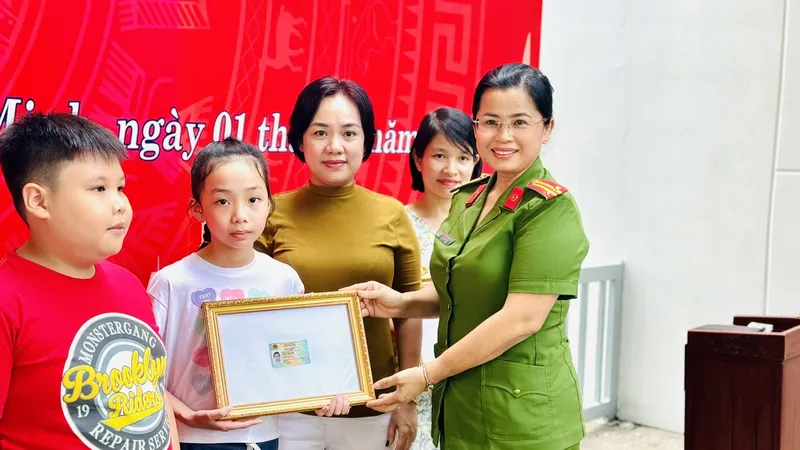 Đại diện Phòng PC06 trao căn cước cho hai công dân dưới 14 tuổi