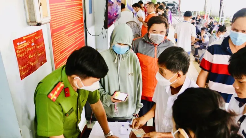 Công an cùng ngân hàng hỗ trợ người dân cài sinh trắc học ở TPHCM để tránh bị lừa đảo 