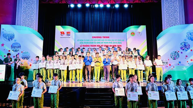 Công an TPHCM cùng Thành đoàn TPHCM đã trao chứng nhận cho 100 học viên chương trình “học kỳ Công an” năm 2024