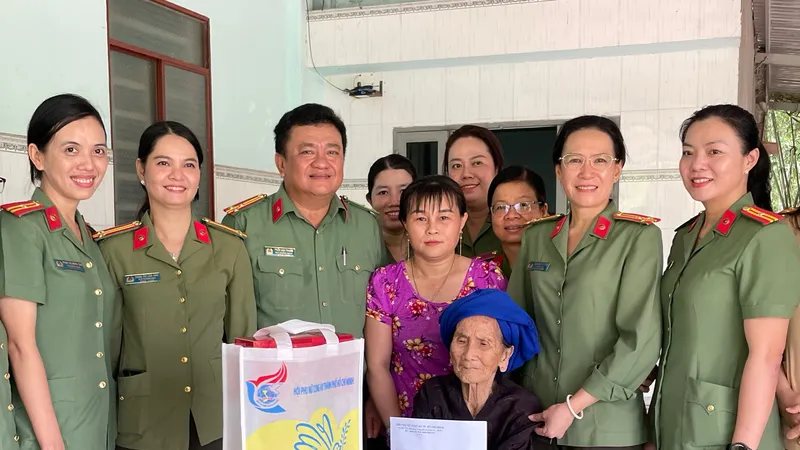 Đoàn Công an TPHCM thăm tặng quà các Mẹ Việt Nam anh hùng