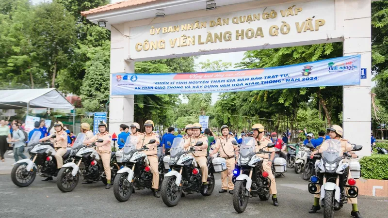 Chiến sĩ tình nguyện đảm bảo trật tự, an toàn giao thông và xây dựng văn hóa giao thông