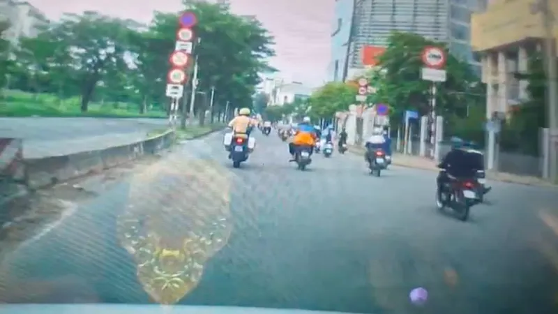 CSGT TPHCM hỗ trợ xe ô tô chở sản phụ tới bệnh viện kịp thời
