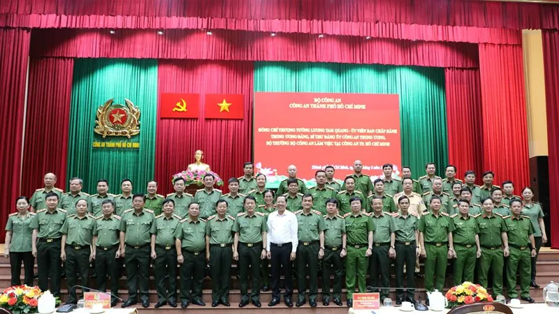 Bộ trưởng Bộ Công an Lương Tam Quang và Chủ tịch UBND TPHCM Phan Văn Mãi cùng các đại biểu dự buổi làm việc