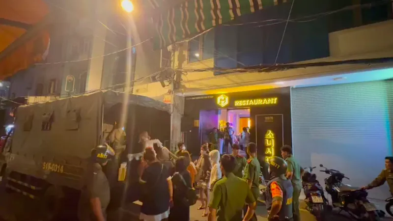Công an đưa các đối tượng liên quan về trụ sở làm việc