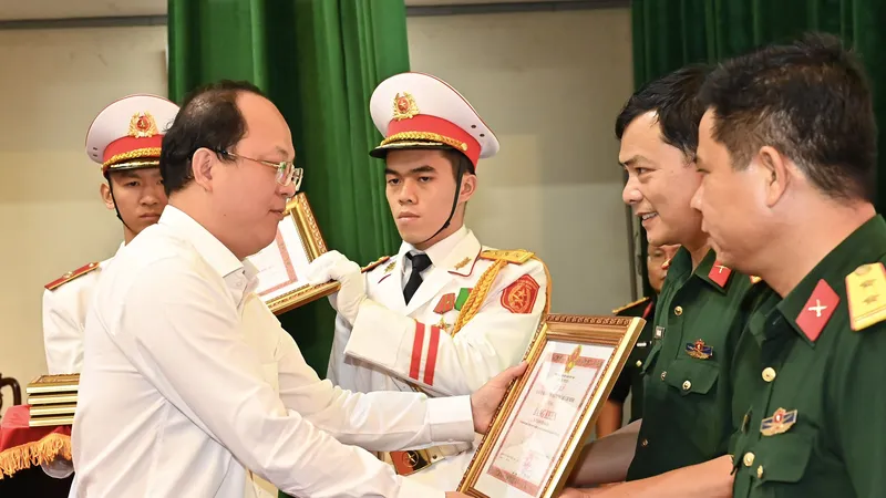Phó Bí thư Thường trực Thành ủy TPHCM Nguyễn Hồ Hải trao khen thưởng cho các tập thể có thành tích xuất sắc giai đoạn 2020-2023. Ảnh: VIỆT DŨNG