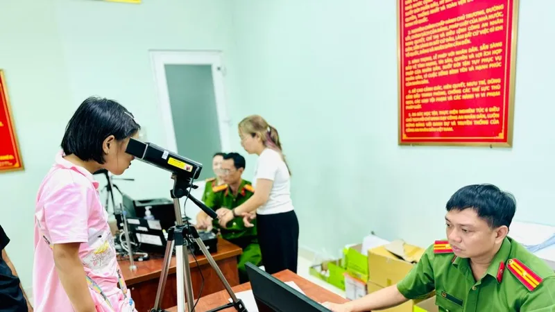 Một cháu bé làm thủ tục cấp căn cước mới tại Phòng PC06