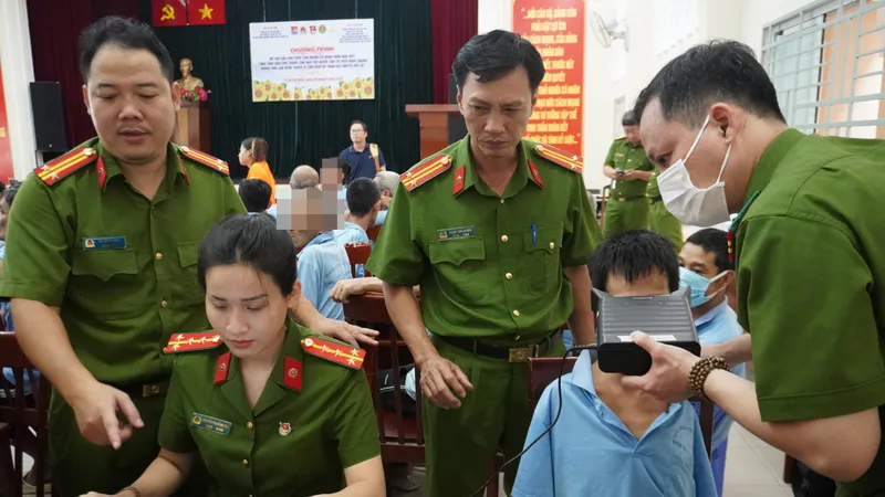 Công an lấy mống mắt cho người đang điều trị tại Trung tâm Bảo trợ người tàn tật Hiệp Bình Chánh. Ảnh: HOÀNG AN 